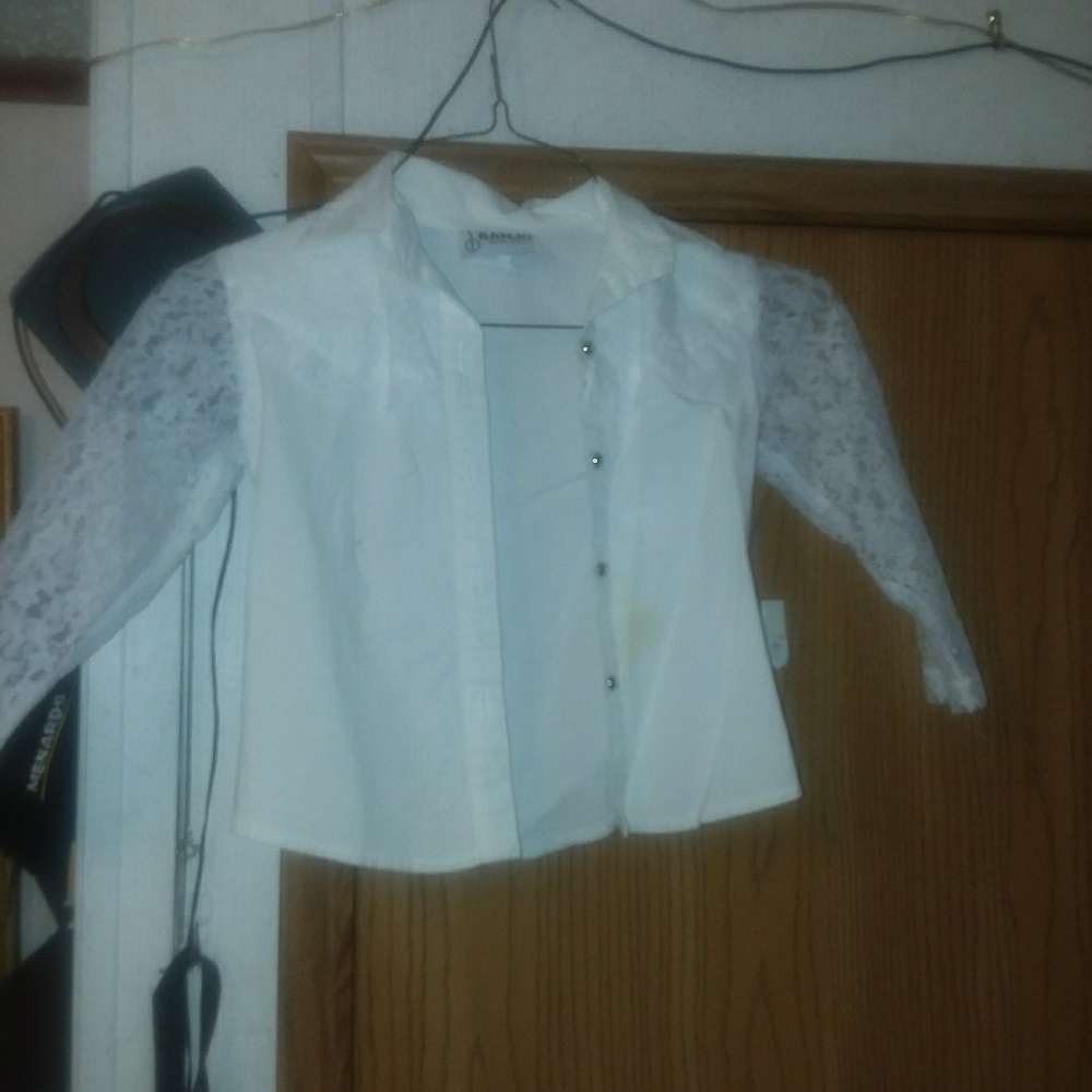 LITTLE GIRLS WHITE WITH LACE BUTTON SHIRT